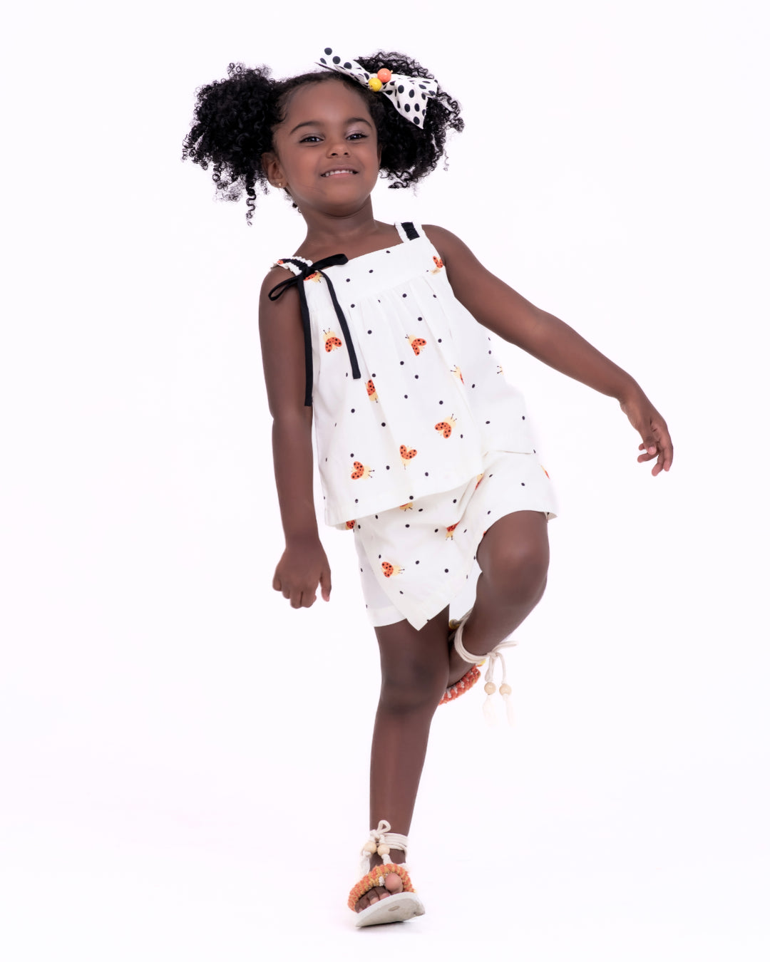 Conjunto curto com estampa de abelhas infantil feminino Antonita para meninas de 2 a 10 anos
