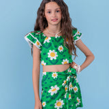 Conjunto infantil feminino com blusa cropped e short floral verde, detalhes em babado e estampa de flores amarelas