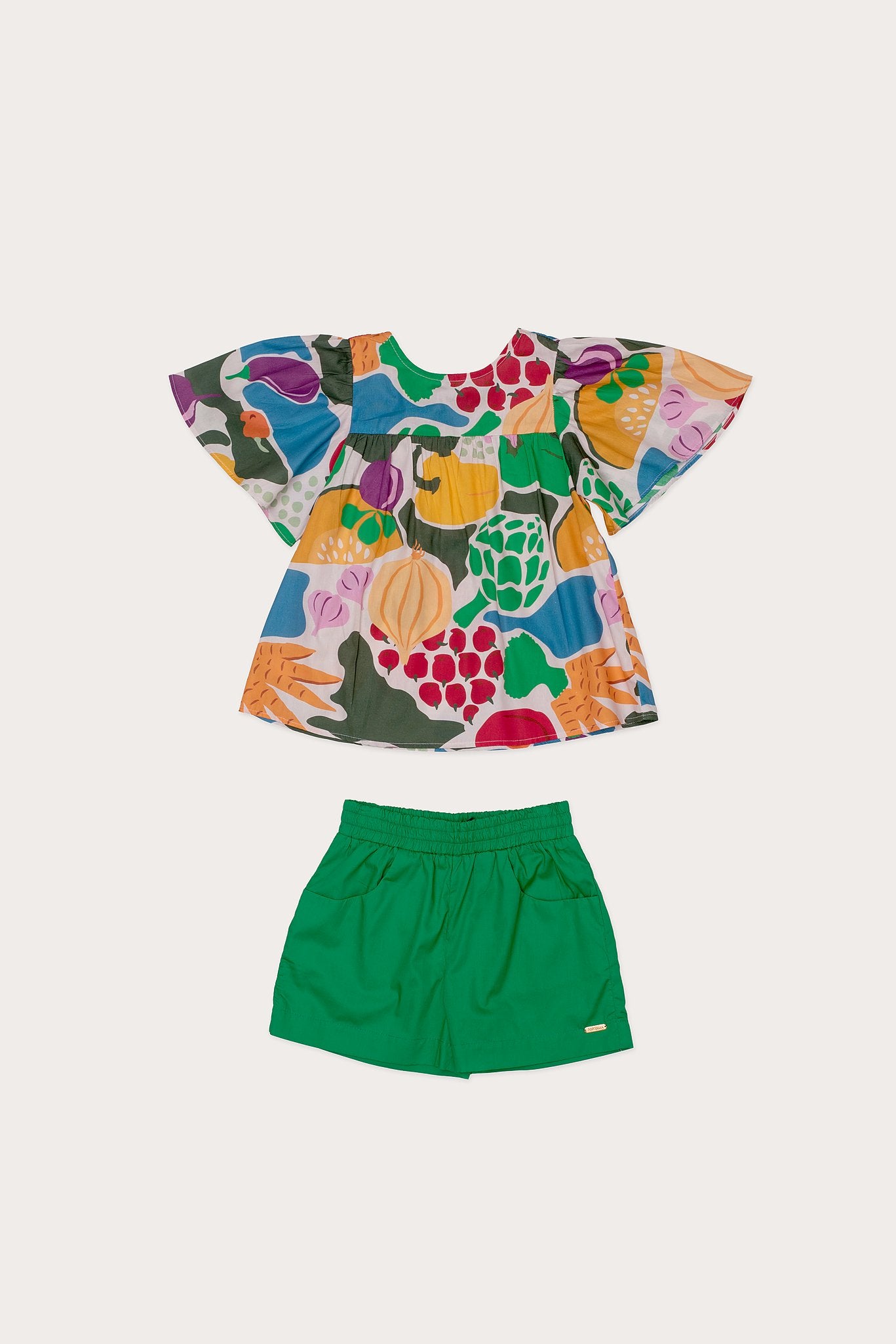 Conjunto infantil feminino com blusa estampada de frutas e short verde