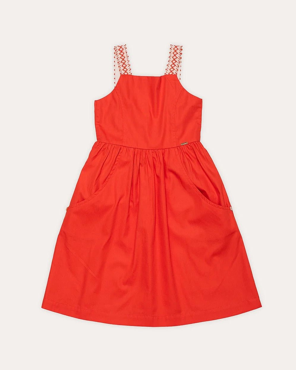 Vestido infantil vermelho com alças finas e saia ampla, detalhe de costura nas alças