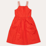 Vestido infantil vermelho com alças finas e saia ampla, detalhe de costura nas alças