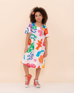 Vestido infantil com estampa colorida de formas geométricas e mangas amplas