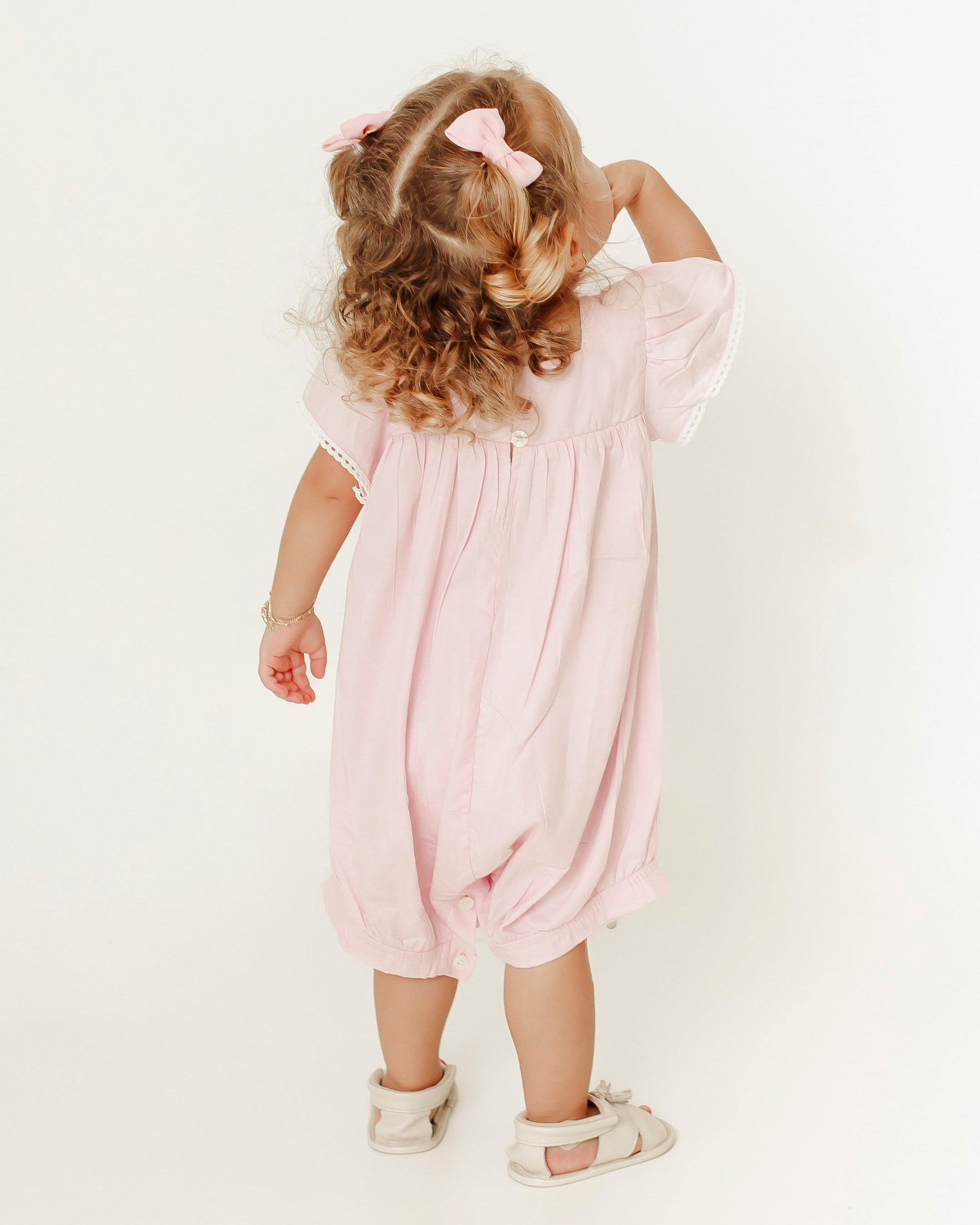 Romper infantil feminino Antonita com mangas amplas e detalhes em renda para meninas de 2 a 10 anos