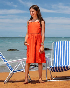 Vestido infantil vermelho com alças finas e saia ampla, detalhe de costura nas alças