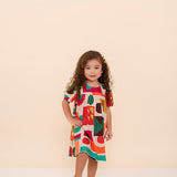 Vestido infantil com estampa geométrica colorida e mangas curtas, ideal para meninas de 0 a 3 anos