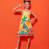 Vestido infantil com estampa tropical de flores e folhas coloridas, alças largas listradas