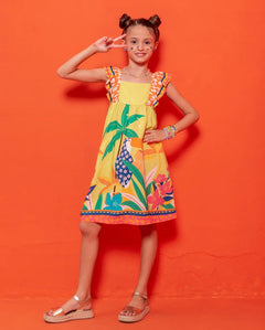 Vestido infantil com estampa tropical de flores e folhas coloridas, alças largas listradas