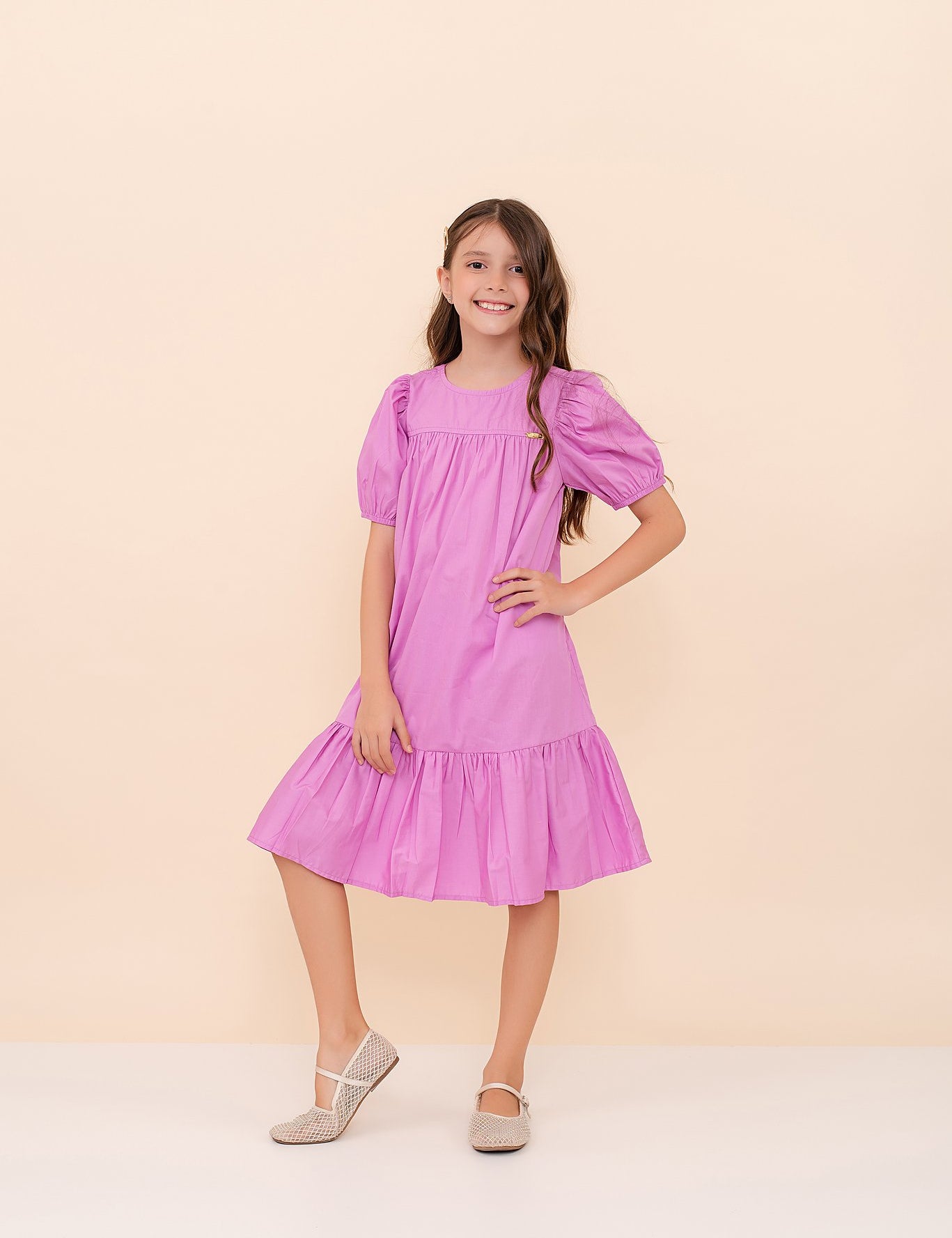 Vestido midi lilás com mangas bufantes e saia ampla, ideal para meninas.