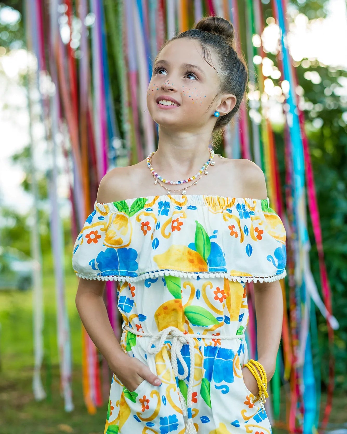 Macacao feminino infantil com estampa de limões e flores em azul e amarelo