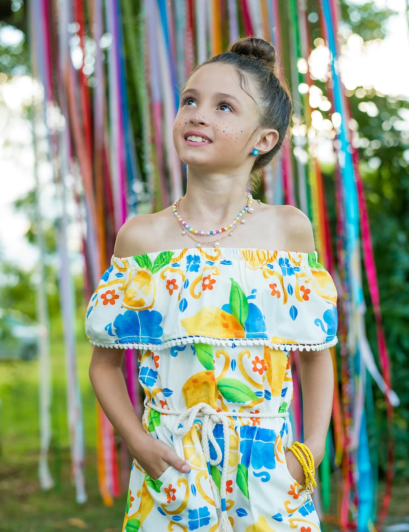 Macacao feminino infantil com estampa de limões e flores em azul e amarelo