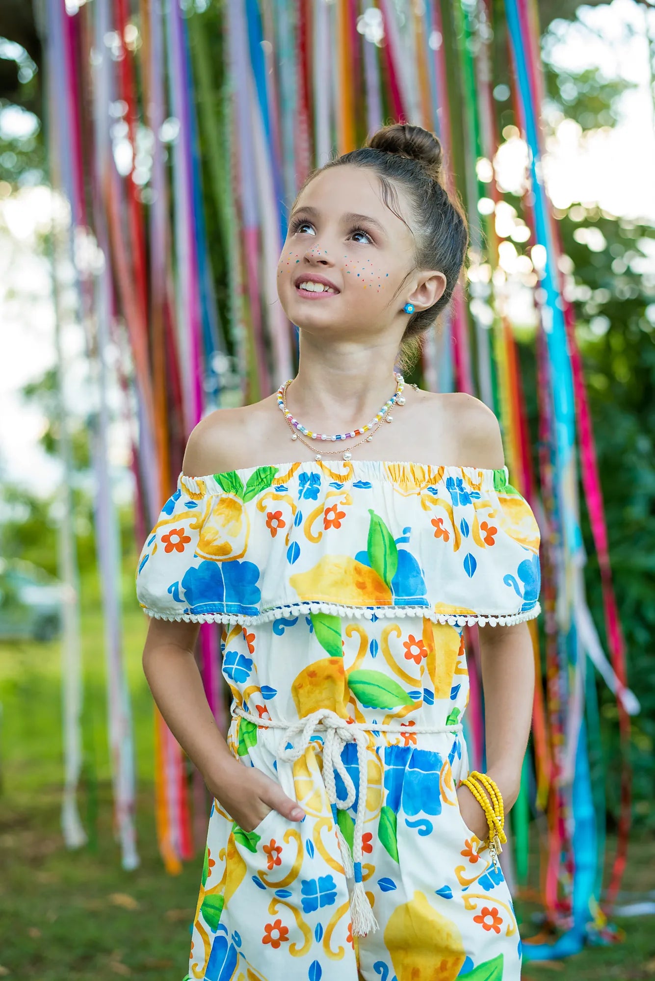 Macacao feminino infantil com estampa de limões e flores em azul e amarelo