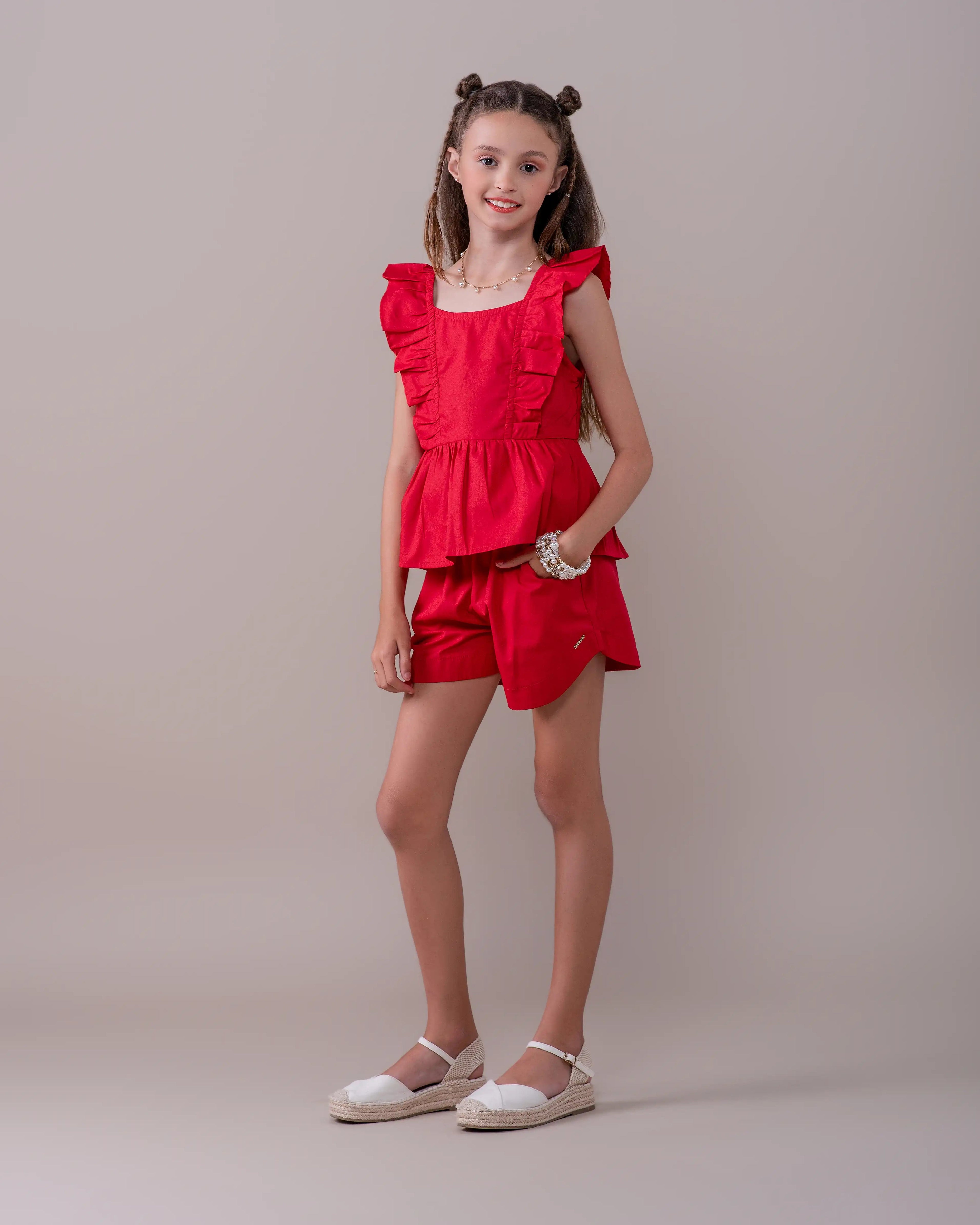 Conjunto infantil feminino com blusa de alças largas e shorts, detalhe de babados