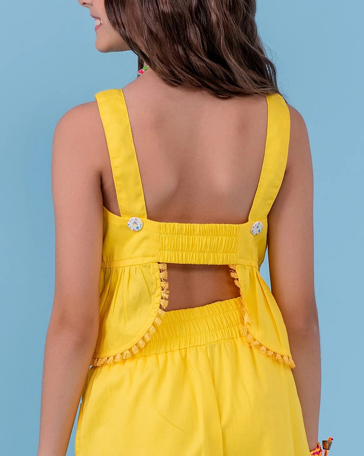 Conjunto infantil amarelo com blusa de alças largas e short leve, detalhe na barra