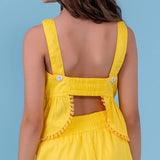 Conjunto infantil amarelo com blusa de alças largas e short leve, detalhe na barra