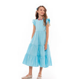 Vestido midi azul com alças e saia longa em camadas, detalhe de babados nas alças