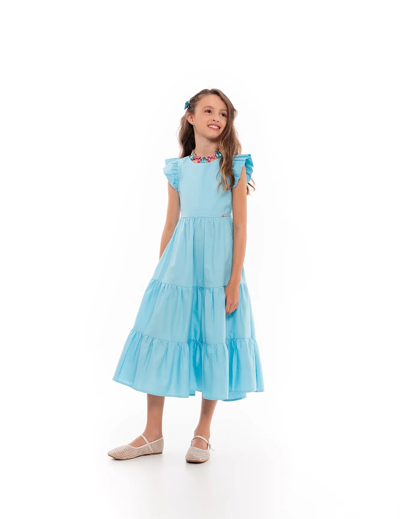 Vestido midi azul com alças e saia longa em camadas, detalhe de babados nas alças