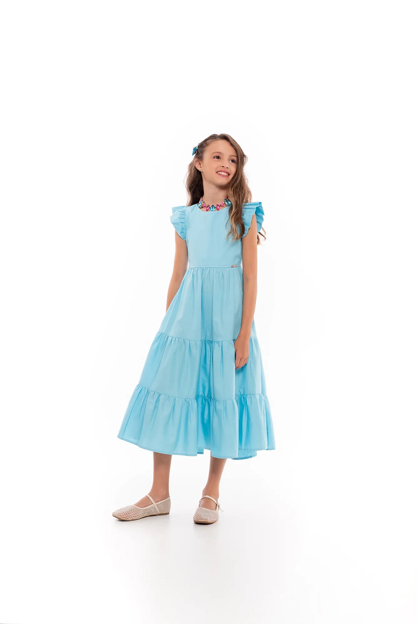 Vestido midi azul com alças e saia longa em camadas, detalhe de babados nas alças