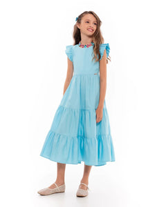 Vestido midi azul com alças e saia longa em camadas, detalhe de babados nas alças