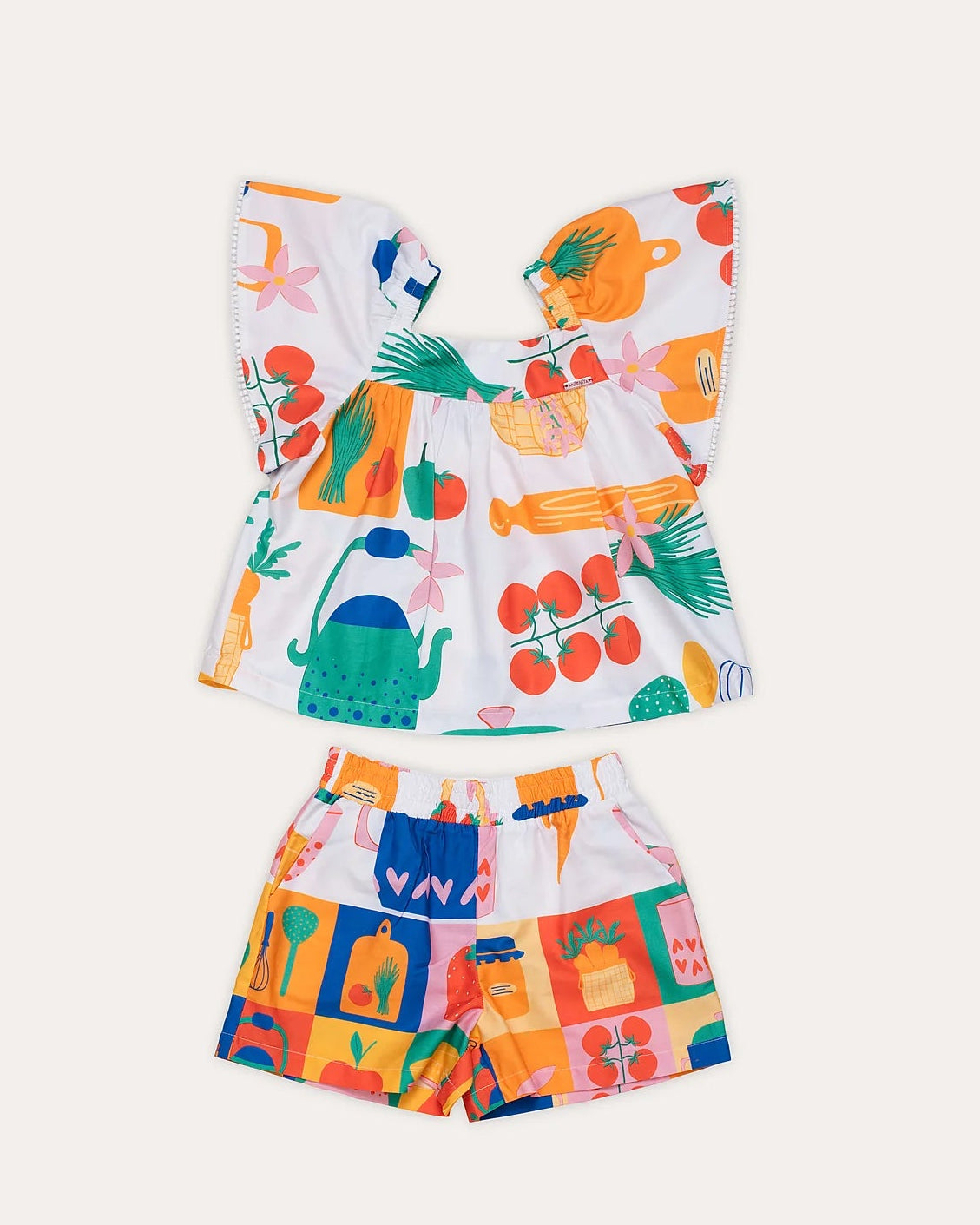 Conjunto infantil feminino com blusa de mangas amplas e short estampado de frutas coloridas