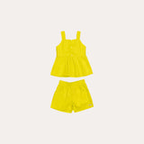 Conjunto infantil feminino com blusa de alças finas e short amarelo, detalhe de botões