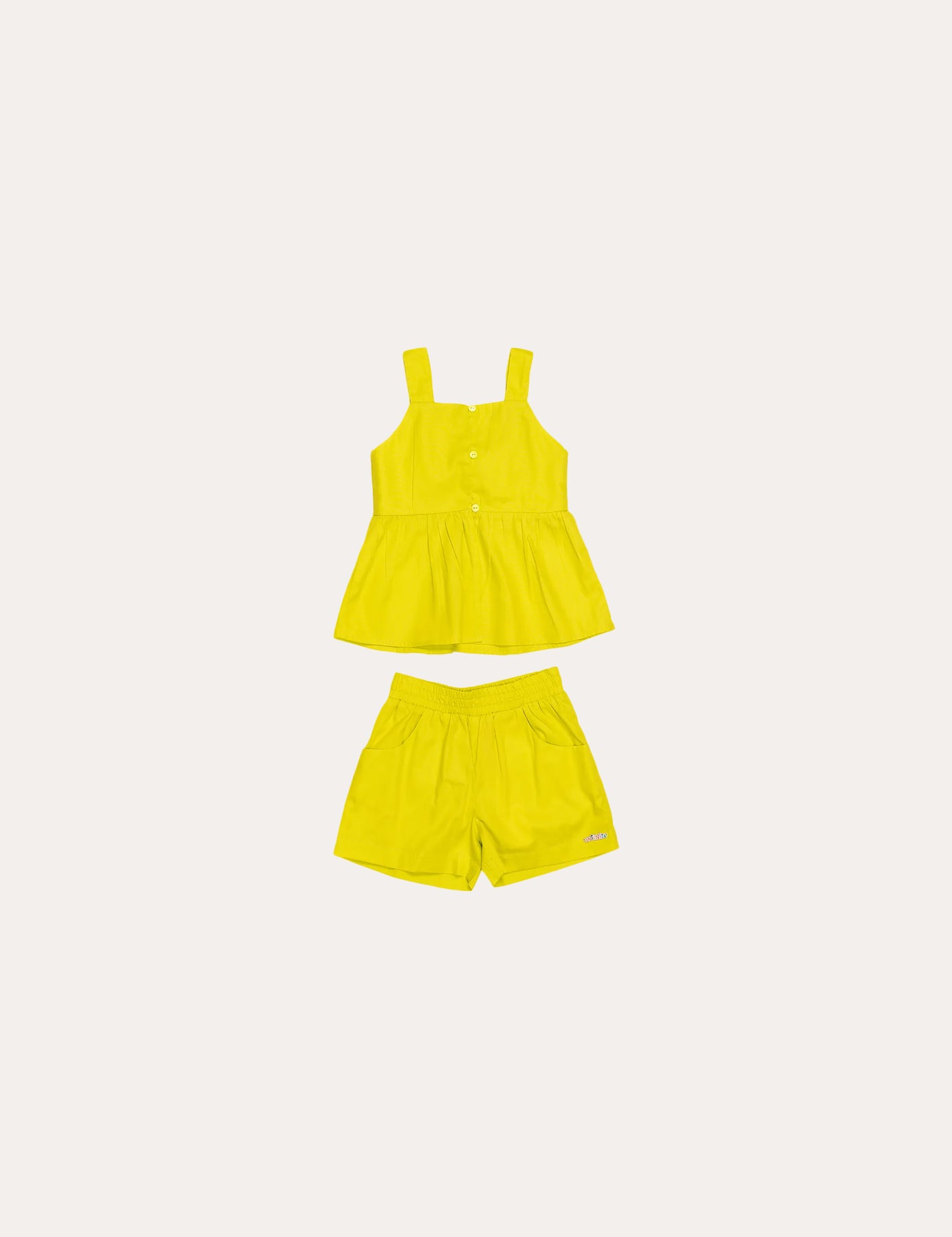 Conjunto infantil feminino com blusa de alças finas e short amarelo, detalhe de botões