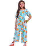 Macacão infantil com estampa de bergamotas em fundo azul xadrez e mangas bufantes