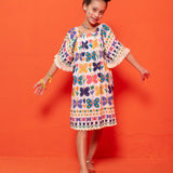 Vestido midi infantil com estampa de borboletas coloridas e franjas na barra