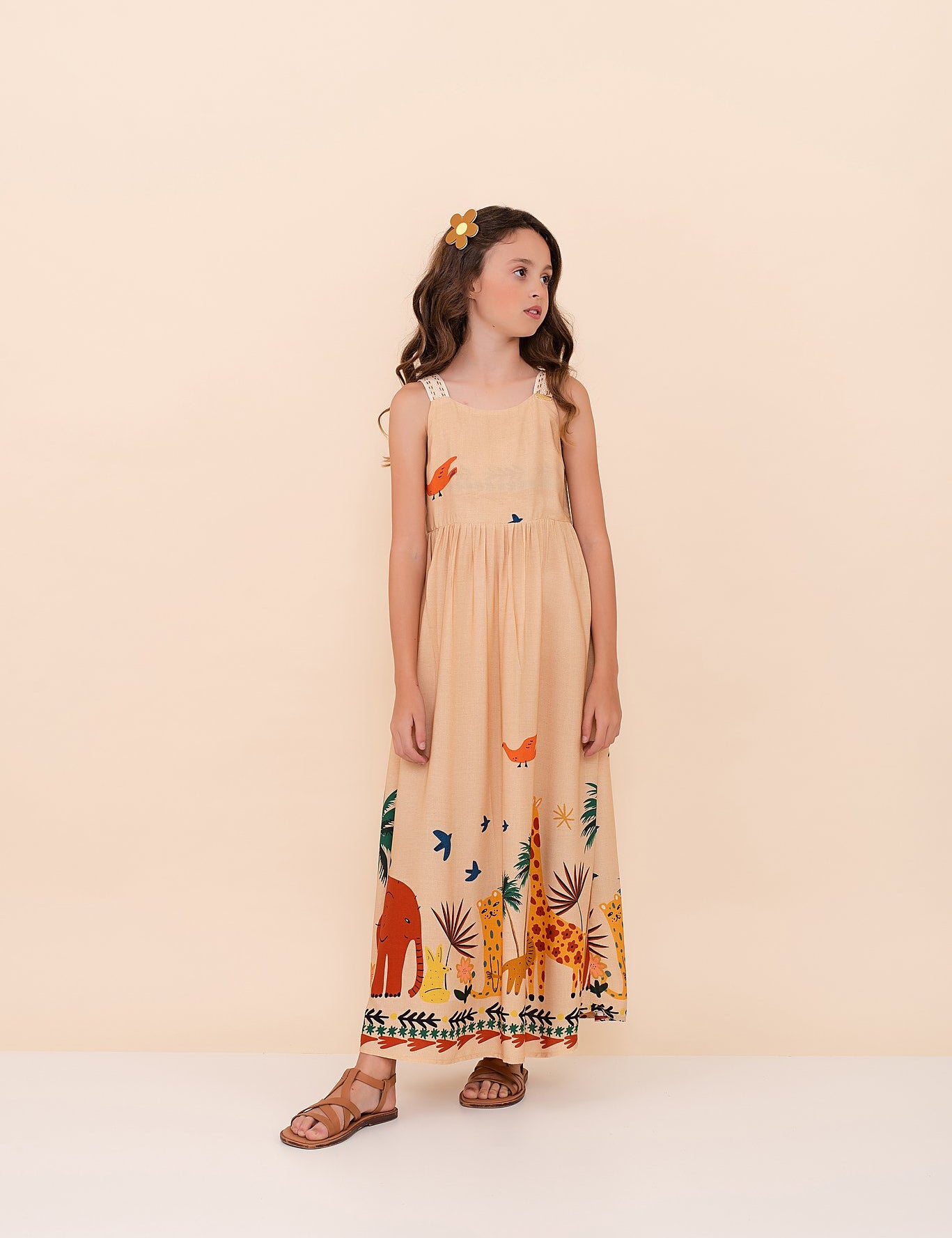 Vestido longo feminino infantil com estampa de animais da savana e palmeiras