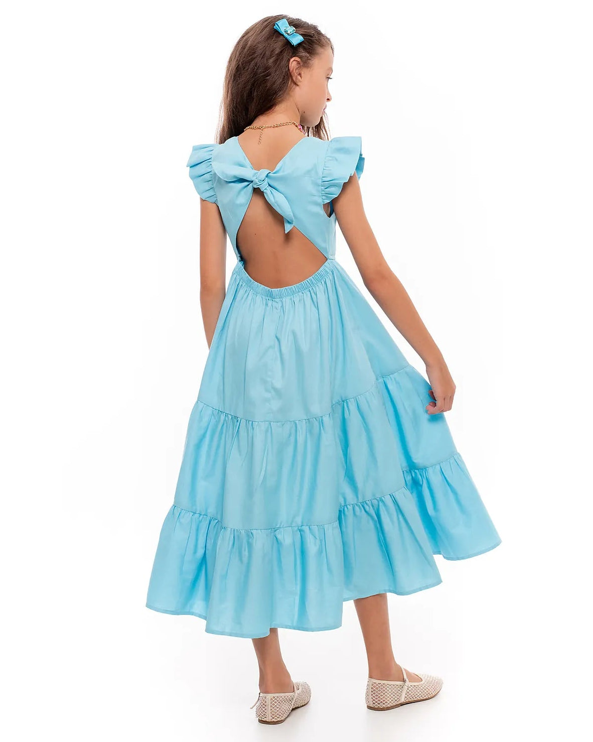 Vestido midi azul com alças e saia longa em camadas, detalhe de babados nas alças