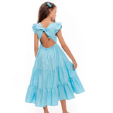 Vestido midi azul com alças e saia longa em camadas, detalhe de babados nas alças