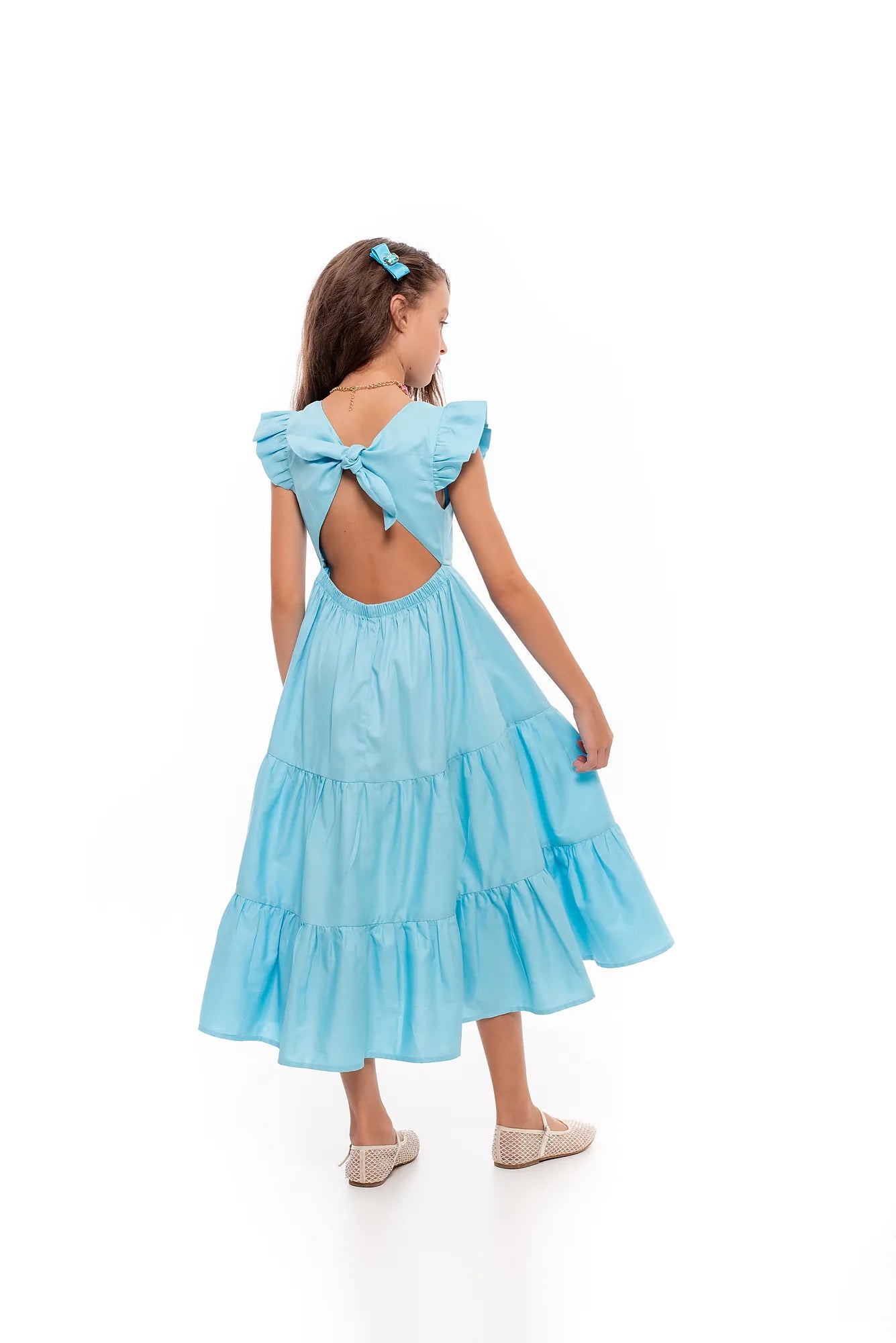 Vestido midi azul com alças e saia longa em camadas, detalhe de babados nas alças