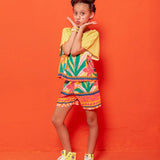 Conjunto infantil feminino com blusa de mangas amplas e estampa tropical colorida