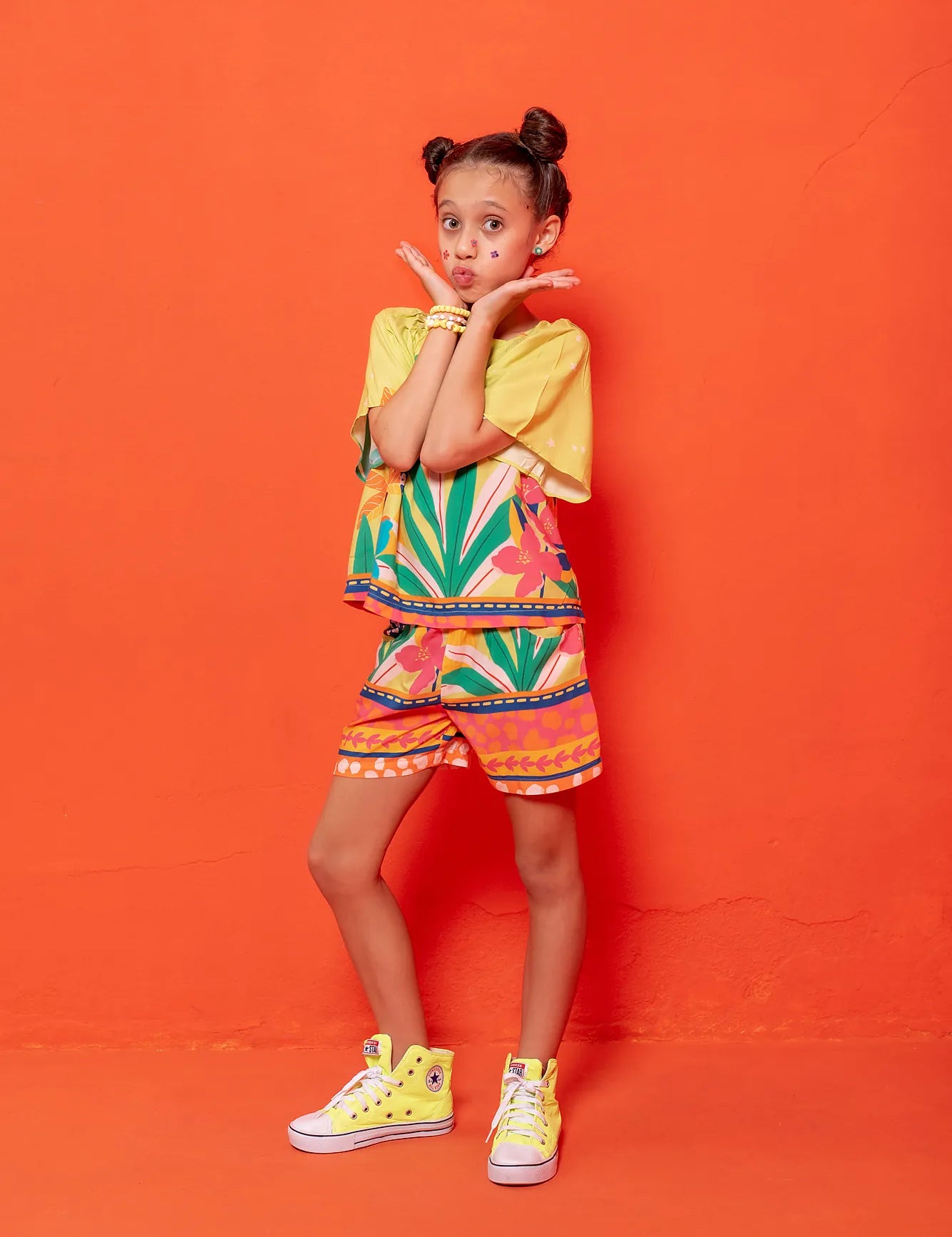 Conjunto infantil feminino com blusa de mangas amplas e estampa tropical colorida