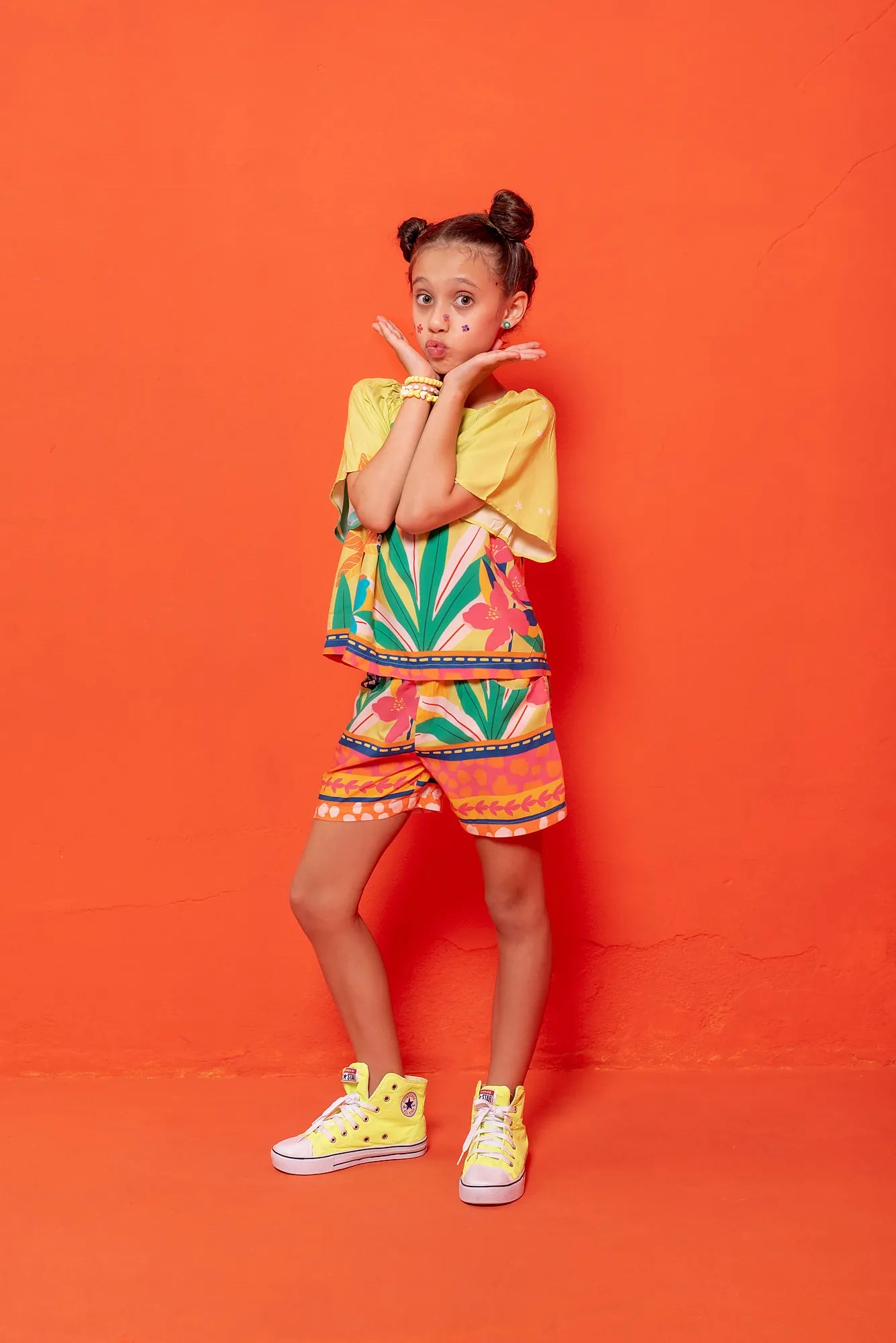 Conjunto infantil feminino com blusa de mangas amplas e estampa tropical colorida