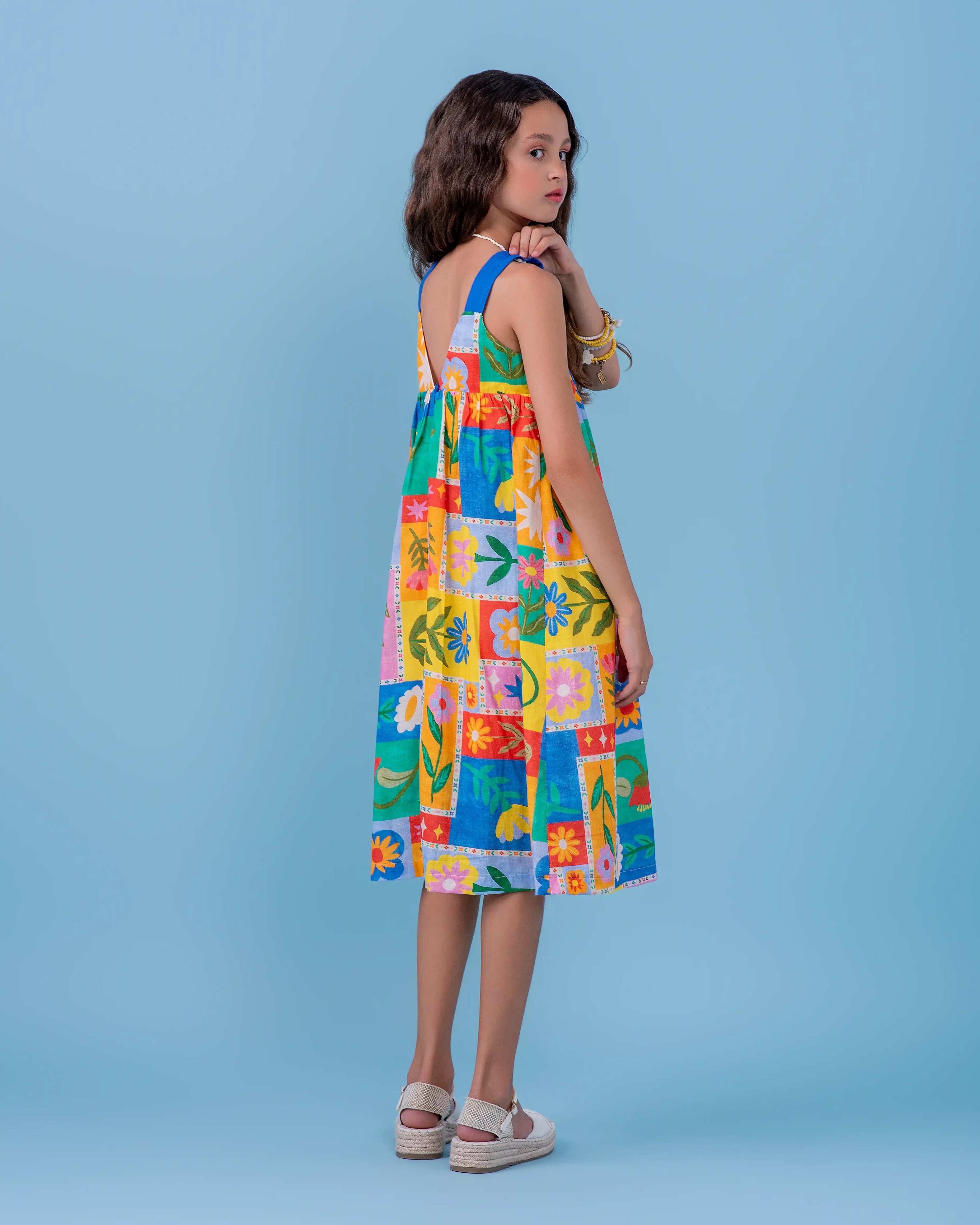 Vestido midi feminino infantil com estampa de quadrados coloridos e flores alegres