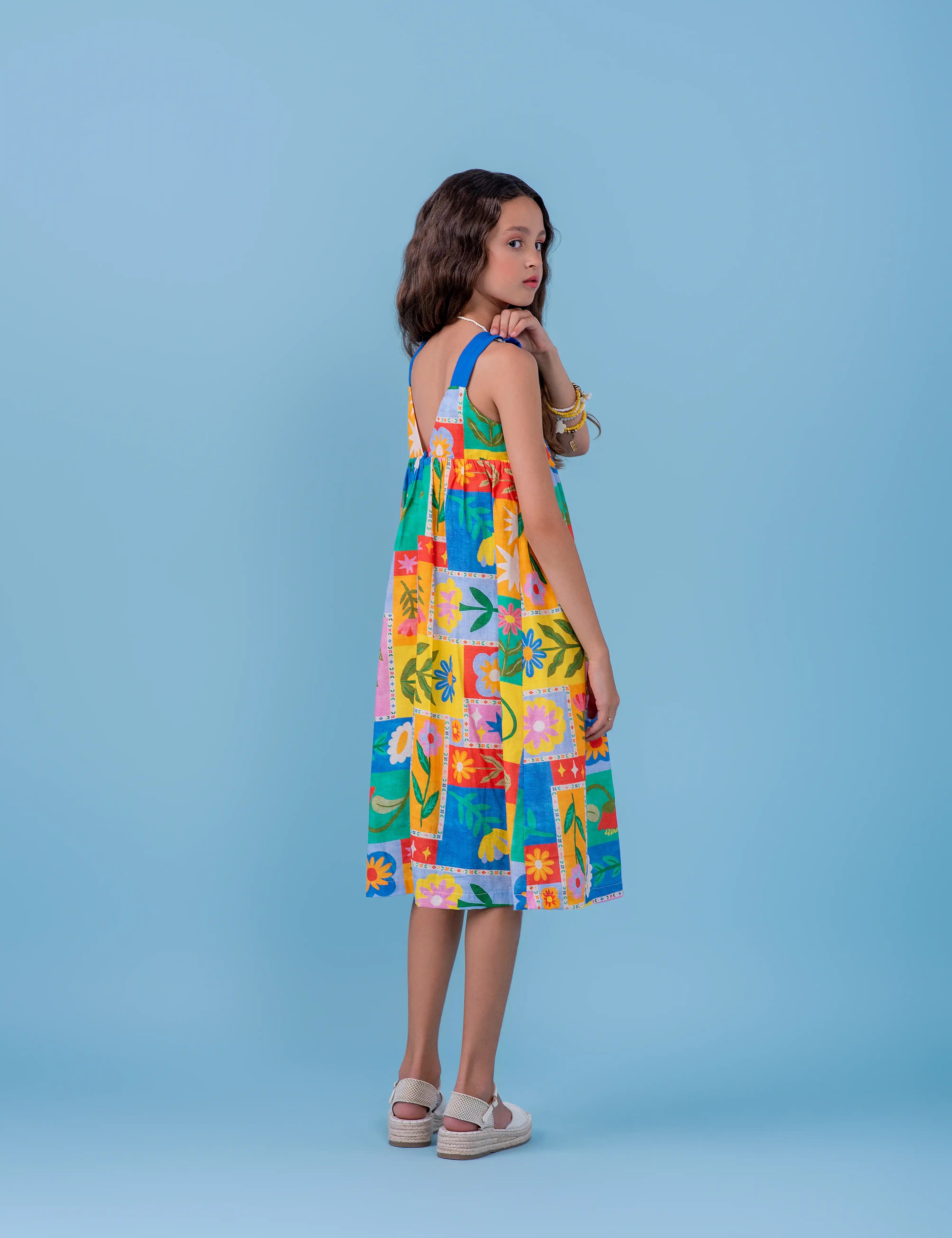 Vestido midi feminino infantil com estampa de quadrados coloridos e flores alegres