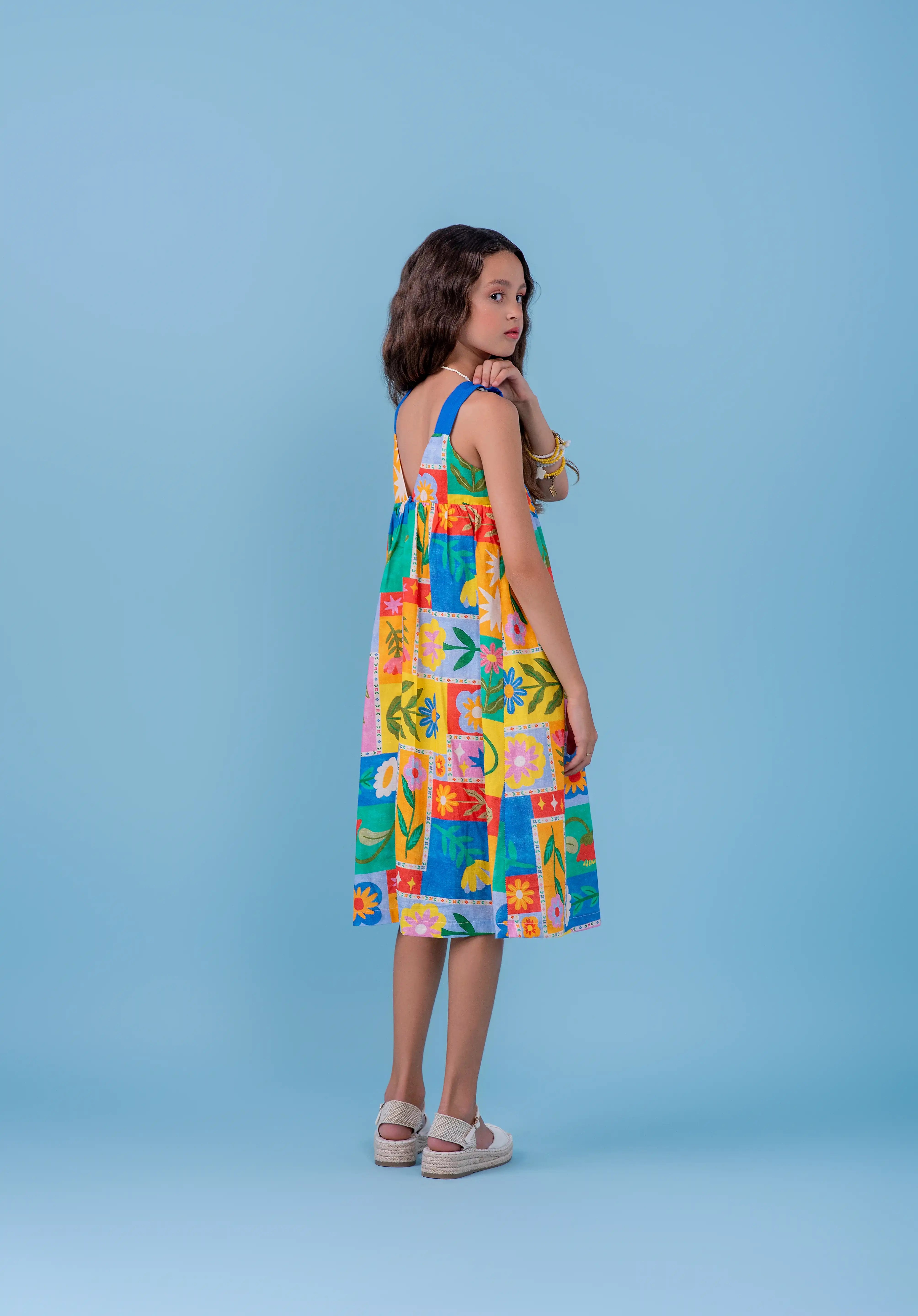 Vestido midi feminino infantil com estampa de quadrados coloridos e flores alegres