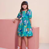 Vestido infantil com padrão de letras coloridas e mangas bufantes, detalhe de cintura marcada