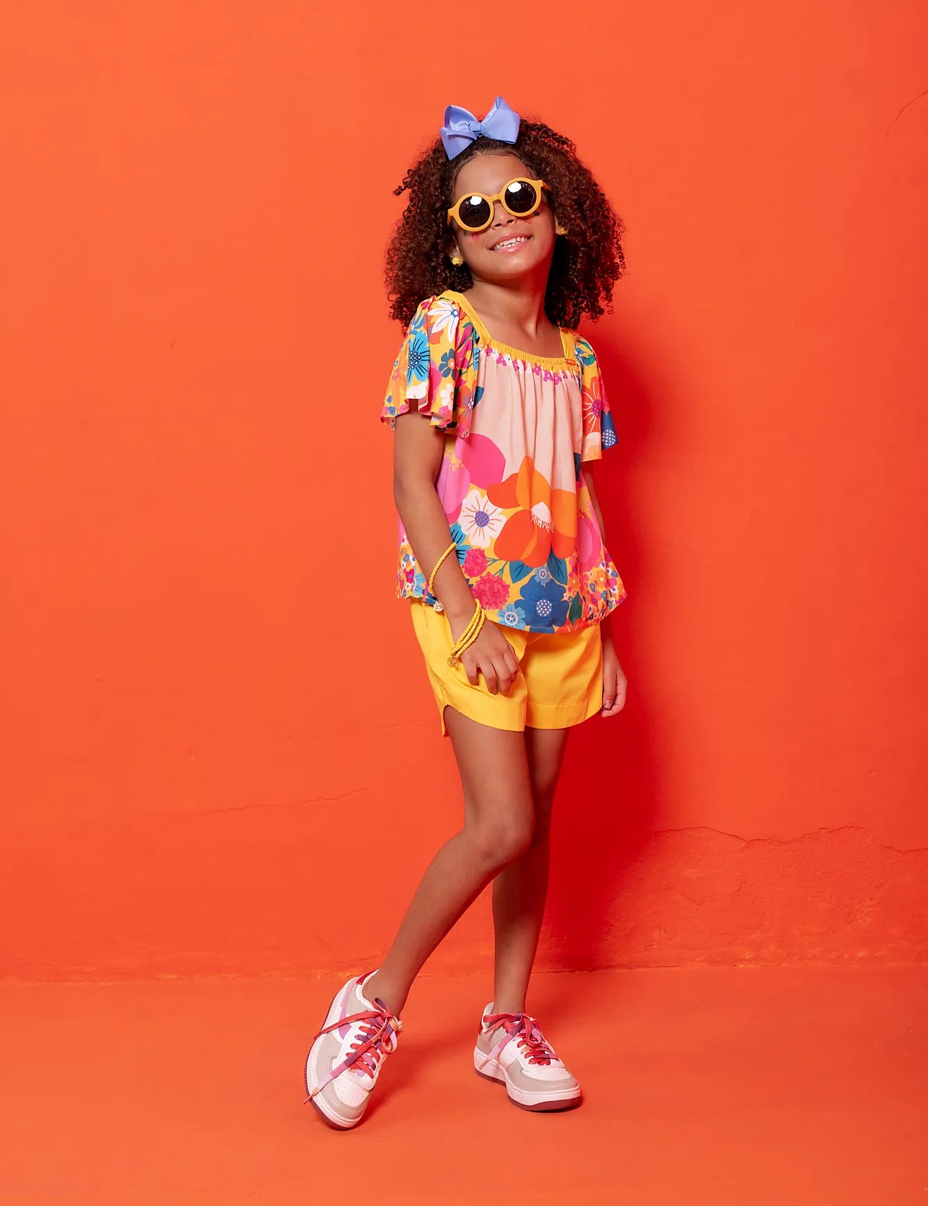 Conjunto infantil feminino com blusa floral colorida e short amarelo
