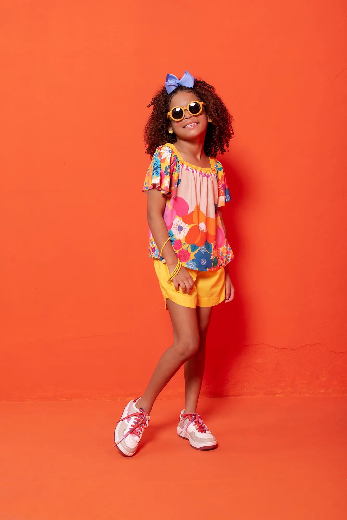 Conjunto infantil feminino com blusa floral colorida e short amarelo