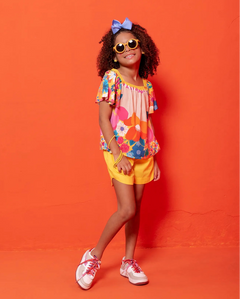 Conjunto infantil feminino com blusa floral colorida e short amarelo