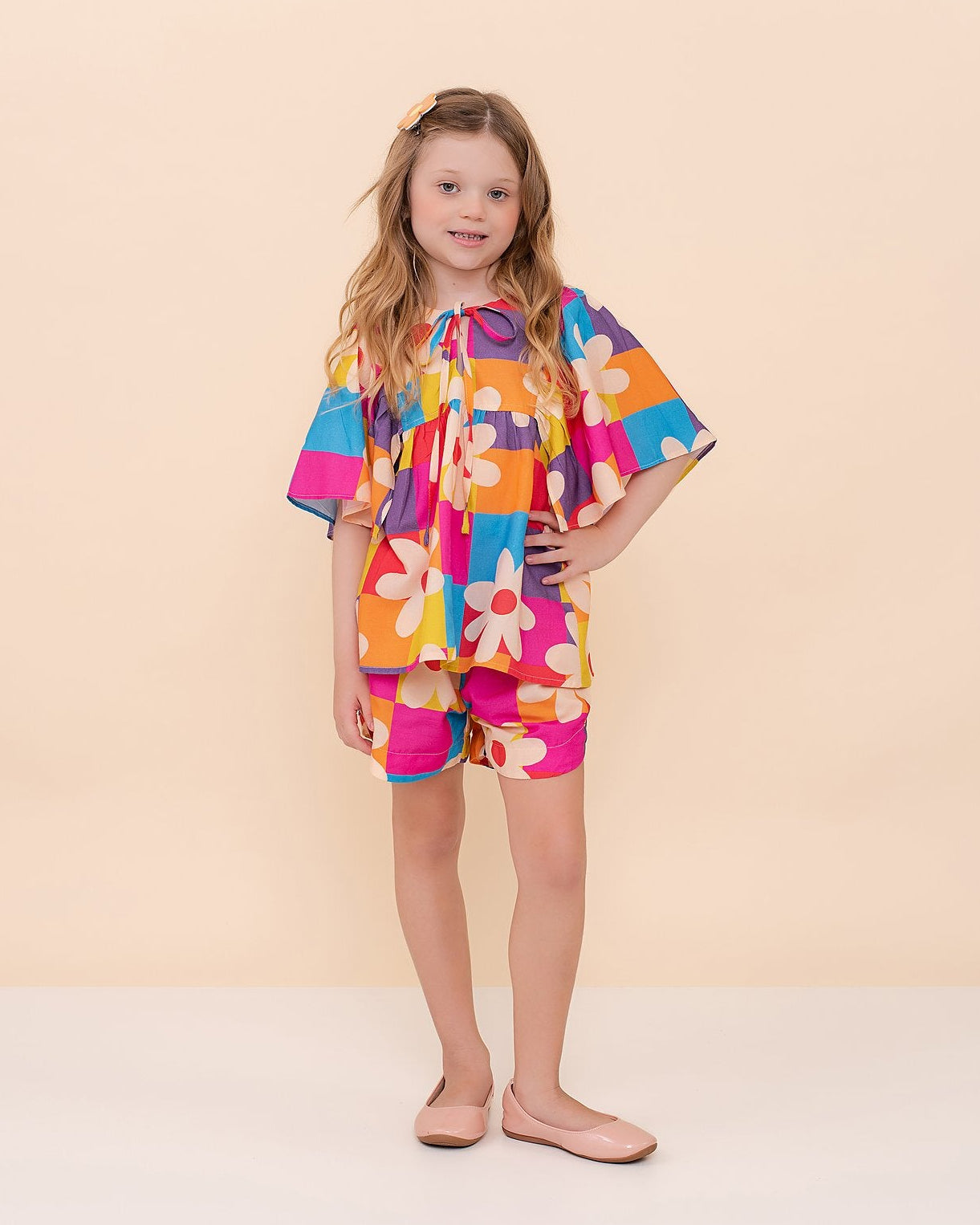 Conjunto infantil feminino com blusa de mangas amplas e short, estampa floral colorida