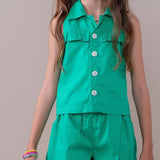 Conjunto infantil feminino verde com blusa sem mangas e saia elástica, detalhes em babados