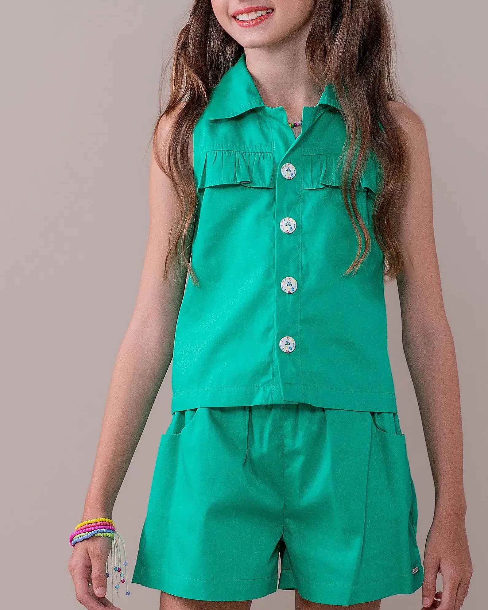 Conjunto infantil feminino verde com blusa sem mangas e saia elástica, detalhes em babados