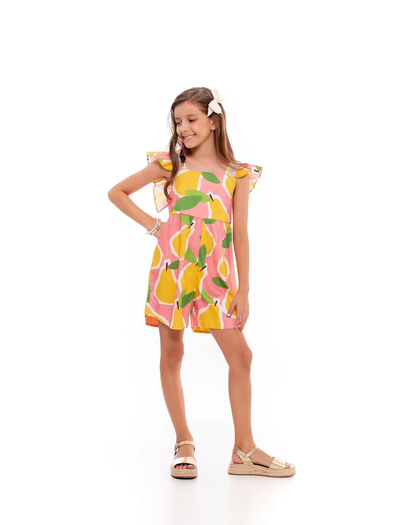 Macacão infantil feminino com estampa de peras em tons vibrantes e alças com ruffles