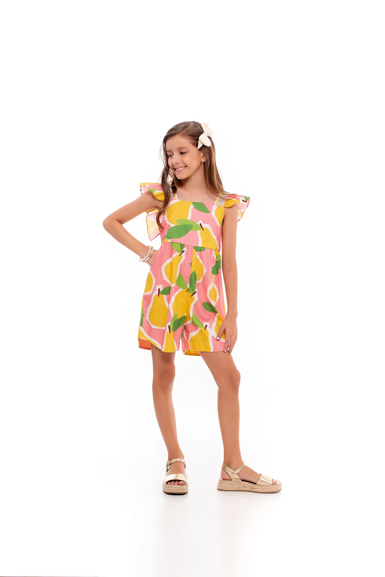 Macacão infantil feminino com estampa de peras em tons vibrantes e alças com ruffles