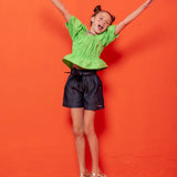 Blusa infantil feminina com mangas bufantes e detalhe de franzido na parte frontal