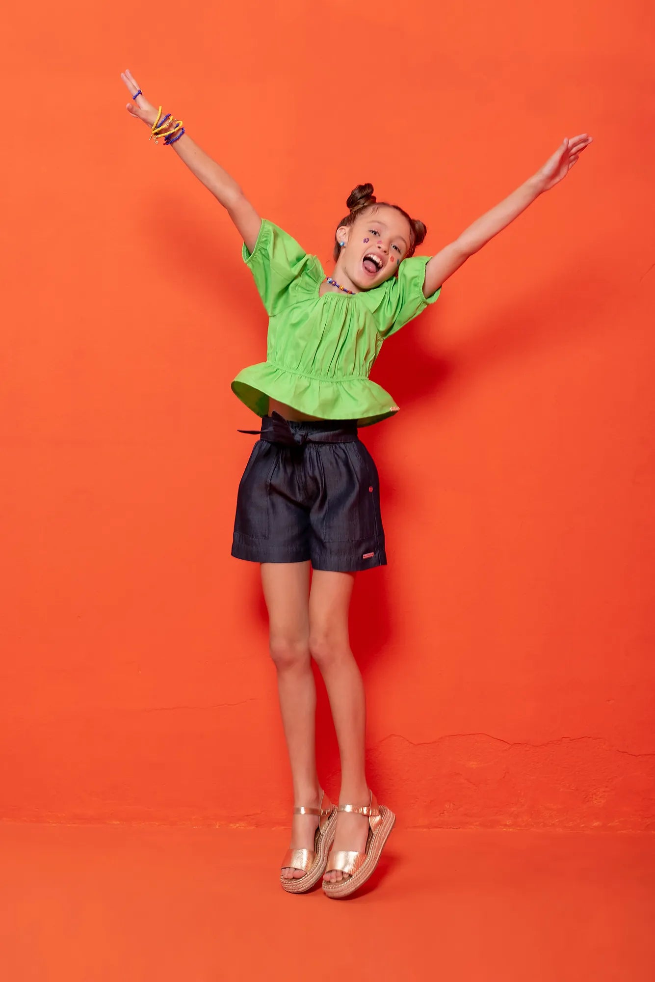 Blusa infantil feminina com mangas bufantes e detalhe de franzido na parte frontal