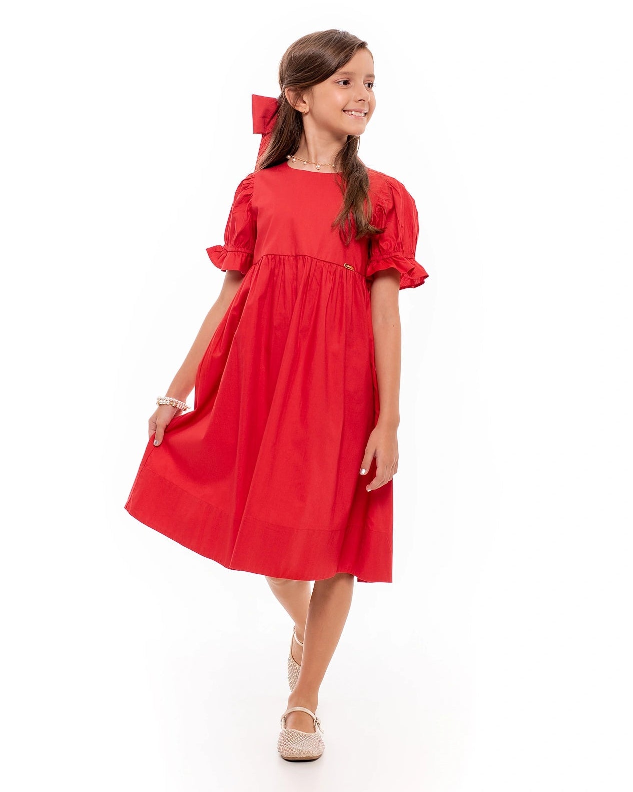 Vestido curto feminino com mangas bufantes e saia fluida, detalhe de ajuste na cintura