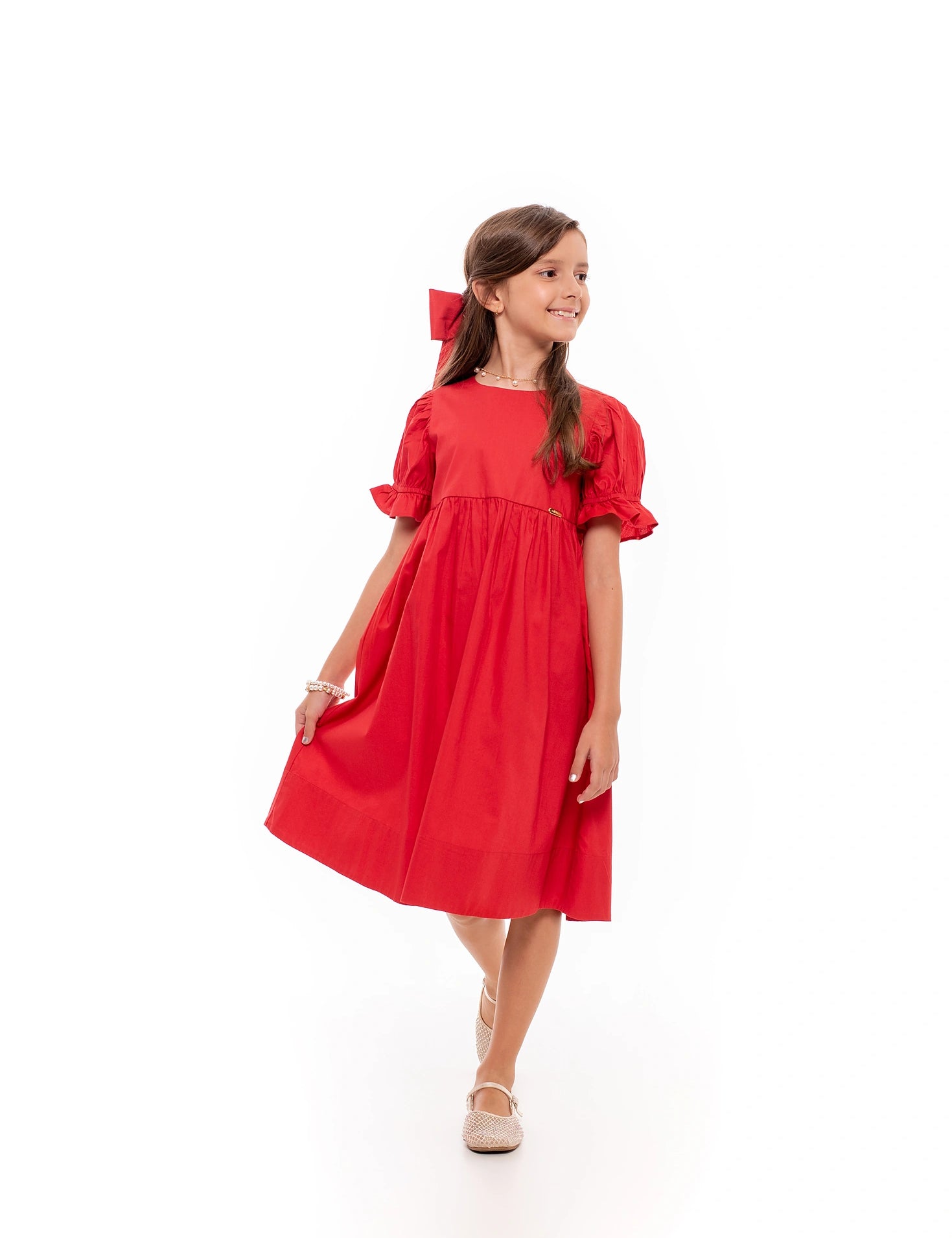 Vestido curto feminino com mangas bufantes e saia fluida, detalhe de ajuste na cintura